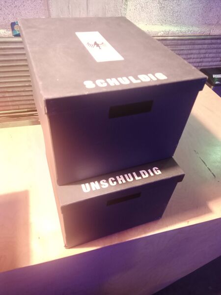 Datei:Schirach Terror abstimmungsboxen.jpg